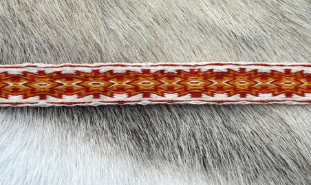 Une ceinture en laine merinos teintée à l’oignon et à la garance (32 tablettes):